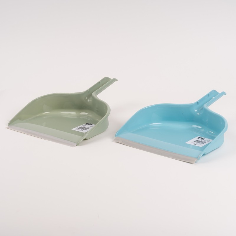 Pelle plastique avec bord tpr : petite, mais pratique !